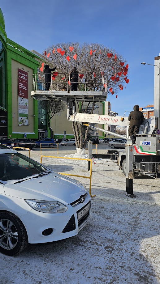 Украшение дерева сердечками ТЦ "Галерея вояж"