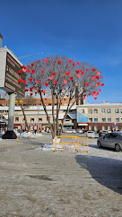 Украшение дерева сердечками ТЦ "Галерея вояж"